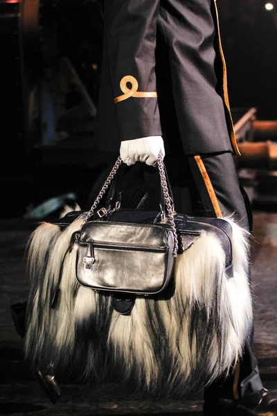Look 100
